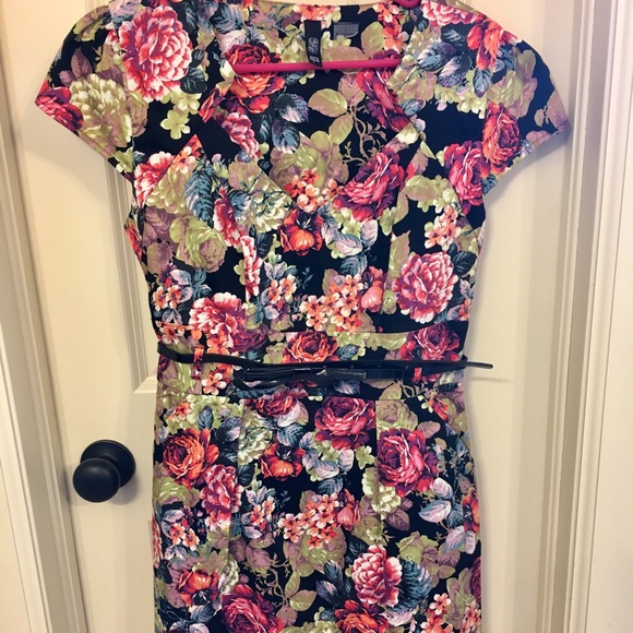 NWOT Floral print dress with pockets and belt - Picture 2 of 10
